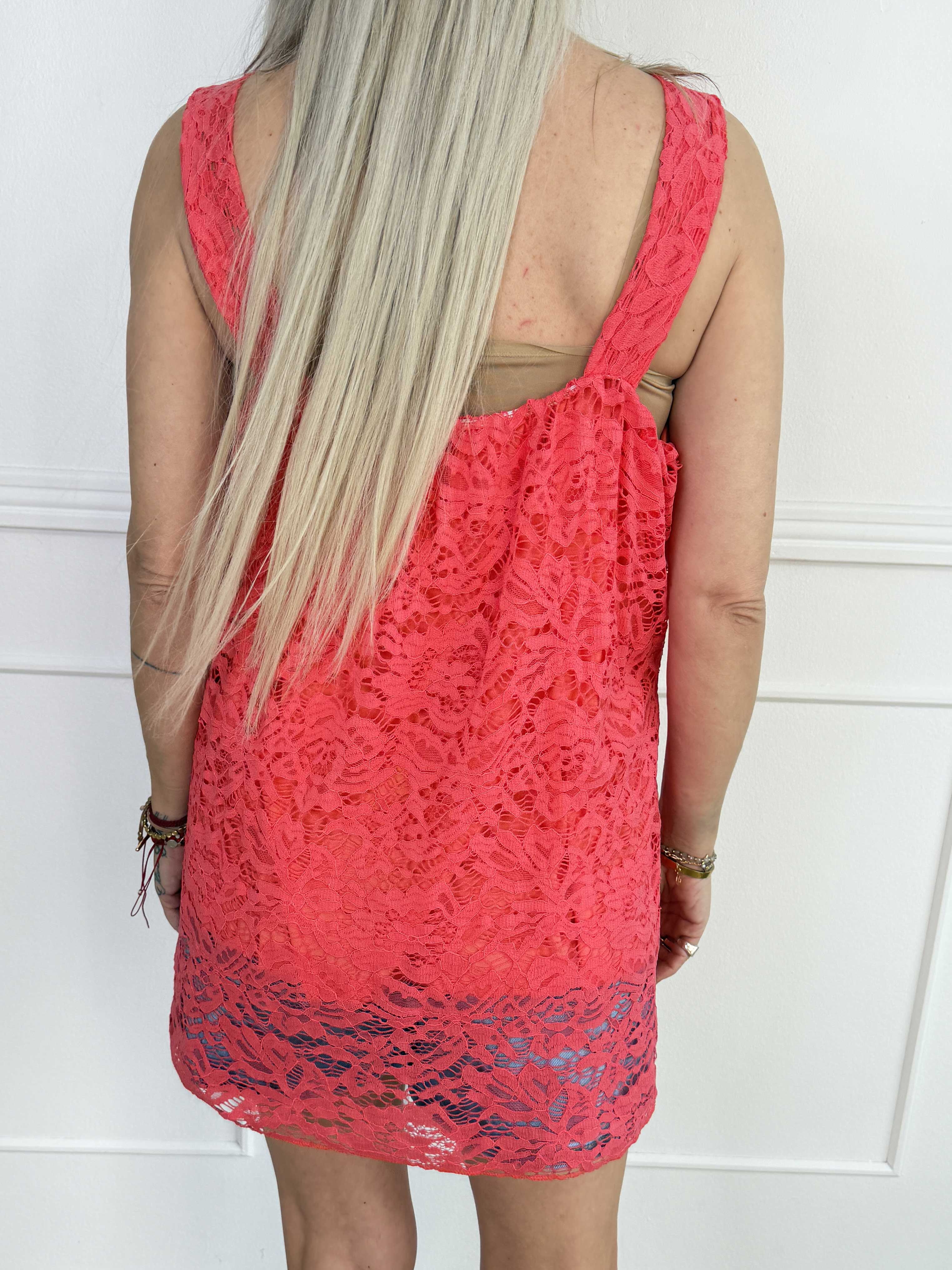 Sydney - Feminin plus size blondetop med stræk i